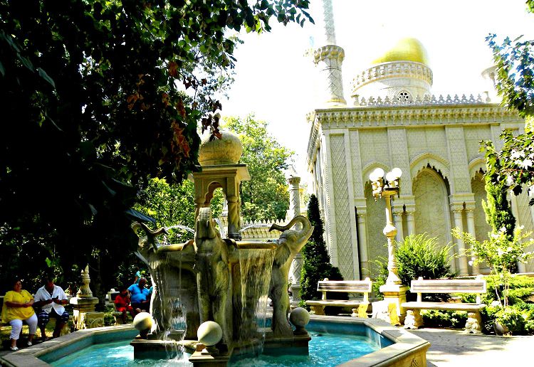 Около местного Тадж-Махала находится Индийский фонтан со слонами