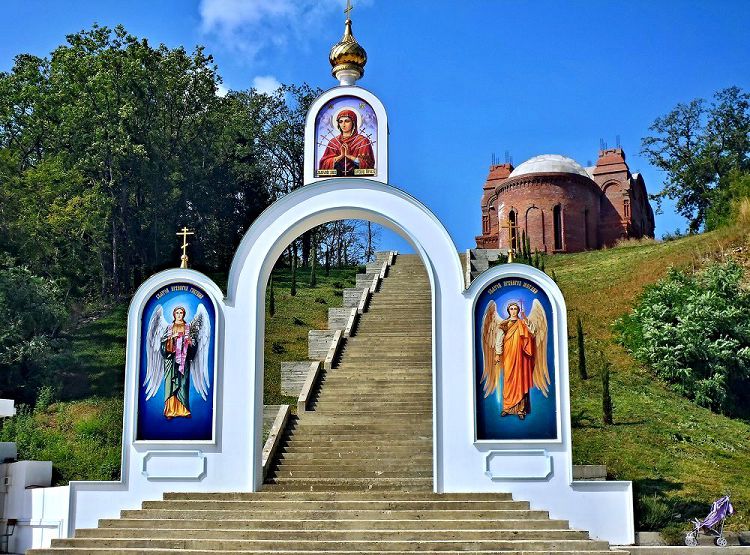 Подъем к Храму Иконы Богоматери Умягчение злых сердец - местная достопримечательность