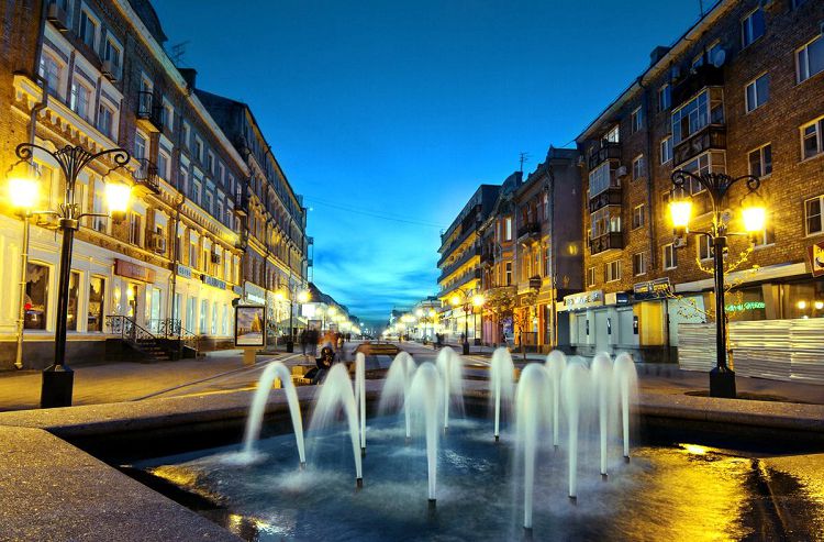 По Ленинградской улице приятно прогуляться и в вечернее время