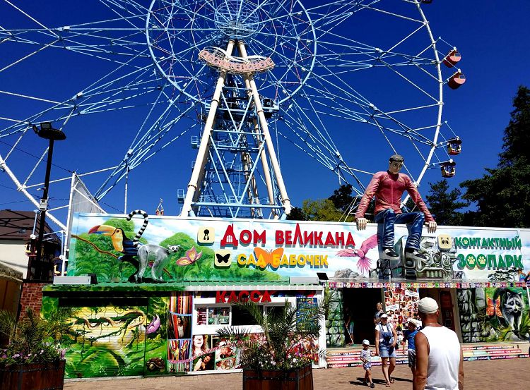 В ЦПКиО очень много разнообразный аттракционов