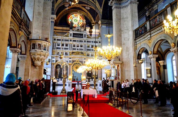 В храме Святой Троицы торжественно, светло и просторно