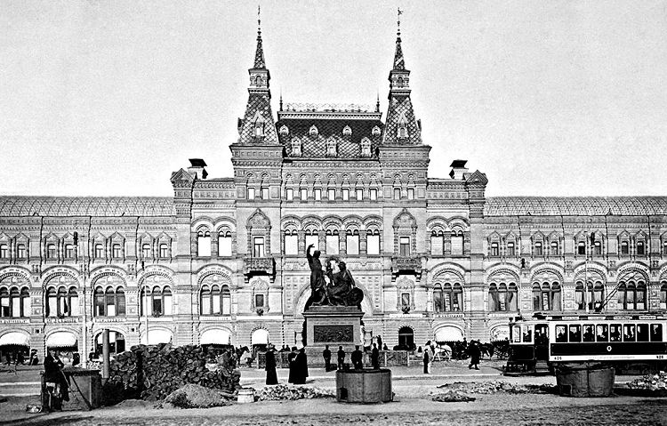 Фасад Верхних торговых рядов по красоте не уступал своим архитектурным соседям