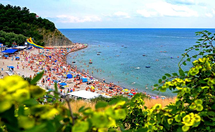 Пляж Бетты оборудован всем необходимым для отдыха