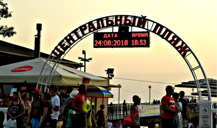 Центральный пляж Кабардинки - самый популярный среди отдыхающих