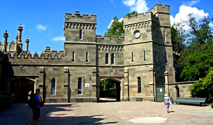 Башни Западного фасада напоминают старинную средневековую Англию