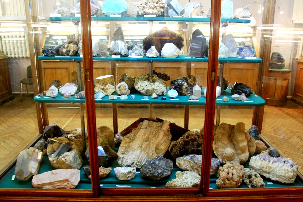 Интересен для посещения и Геологический музей им.Вернадского