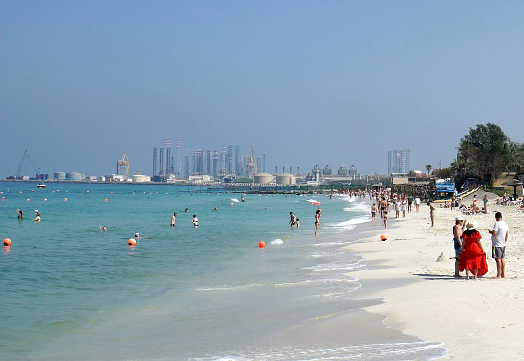 Обстановка на пляжах Шарджи осенью