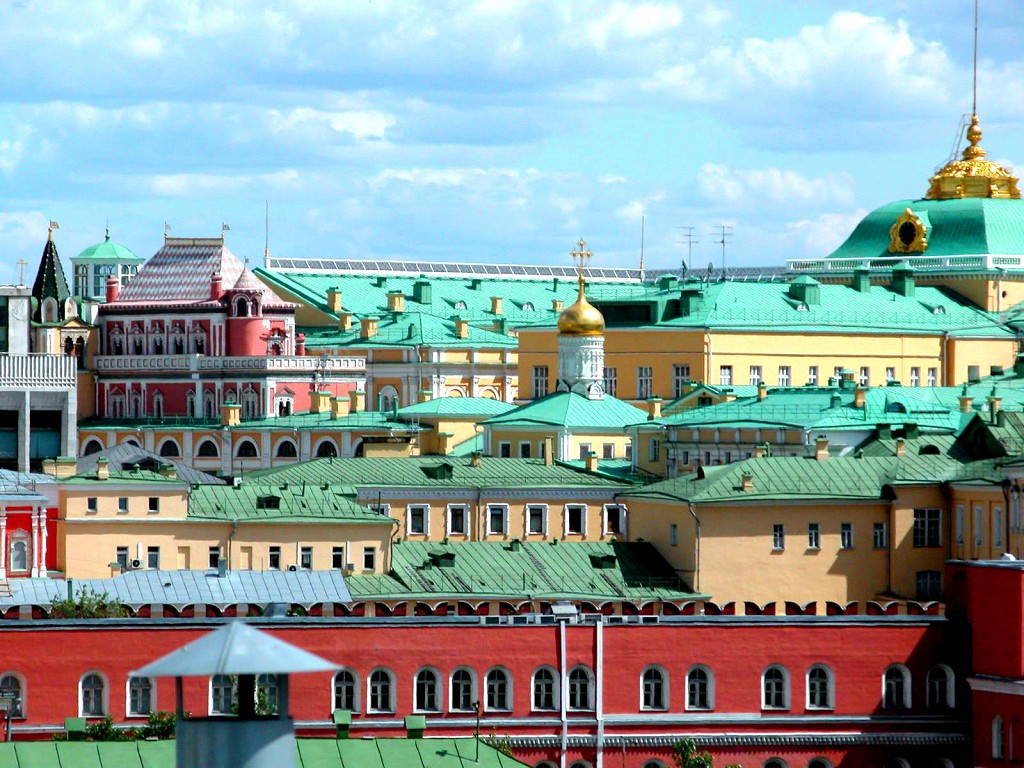 Сегодня купол Рождественской церкви почти затерялся в массиве Большого дворца