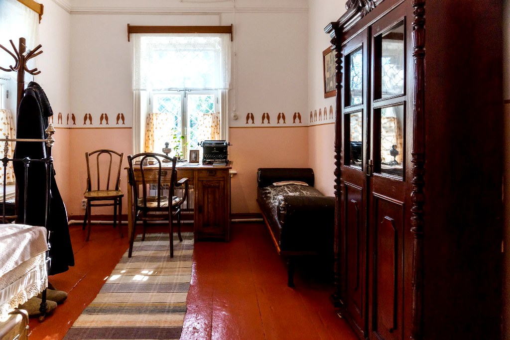 В этой комнате Б.Пастернак жил и работал в первые военные годы В этой комнате Б.Пастернак жил и работал в первые военные годы