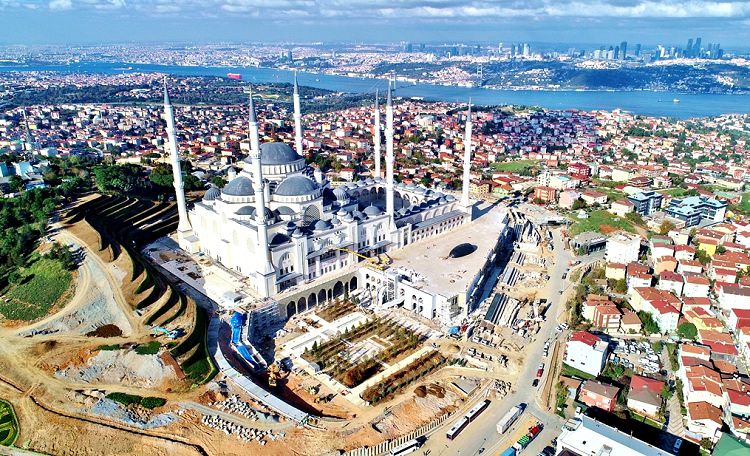 Мечеть Чамлыджа - гордость и краса сегодняшнего Стамбула - парит над городом