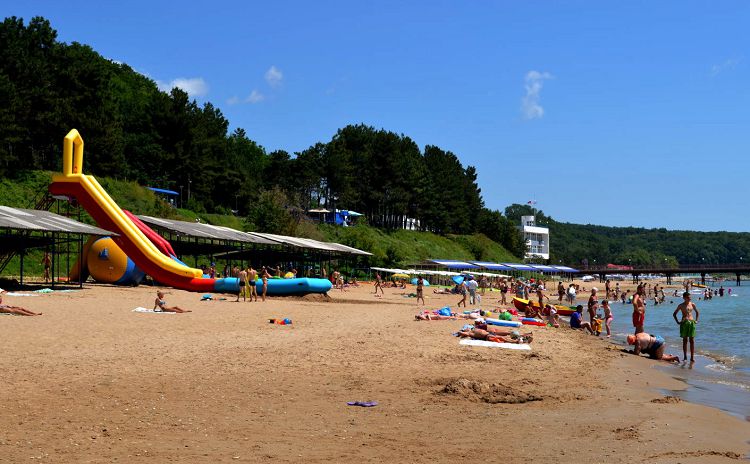 Аттракционных развлечений на пляже "Орленка" не очень много