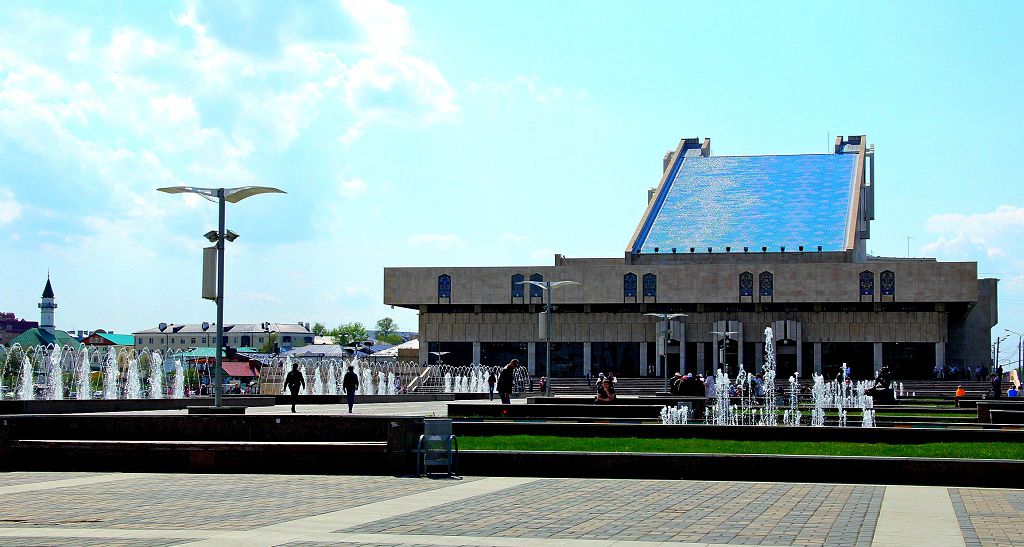 Голубая крыша Театра им.Г.Камала является ориентиром Набережной Кабана