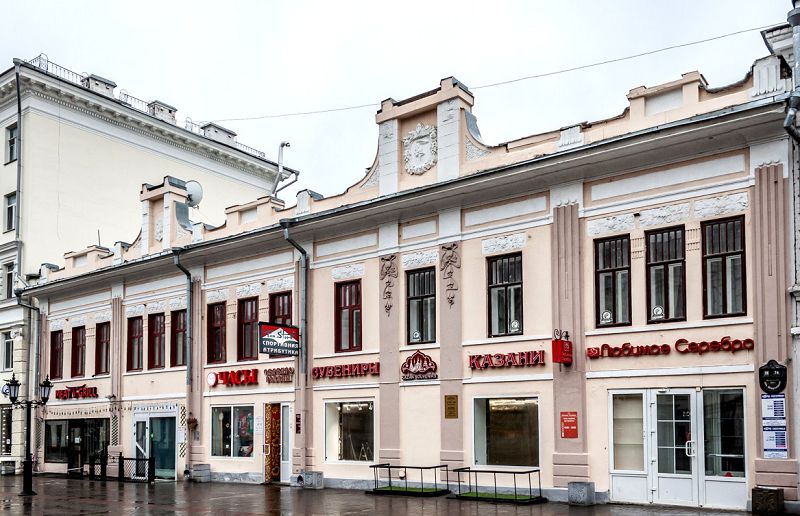 74-й дом выделяется архитектурным стилем "модерн" 