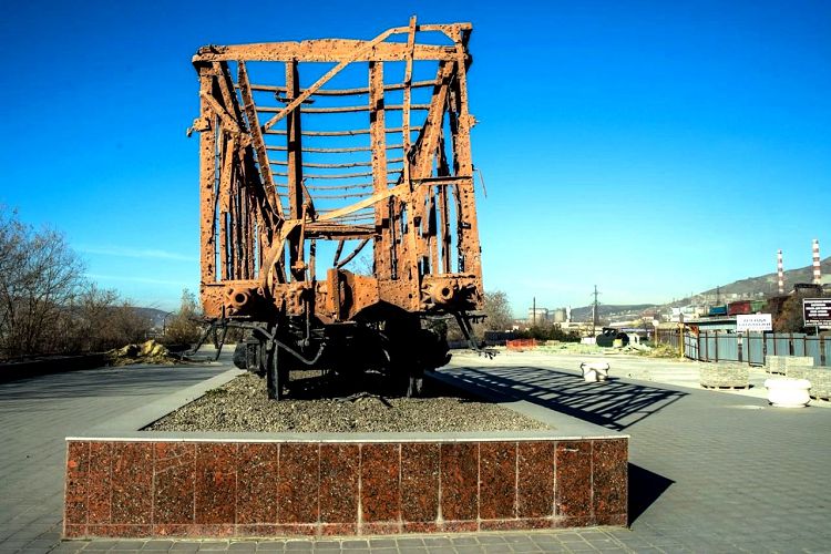 Обстрелянный грузовой вагон - материальное свидетельство смертельной схватки