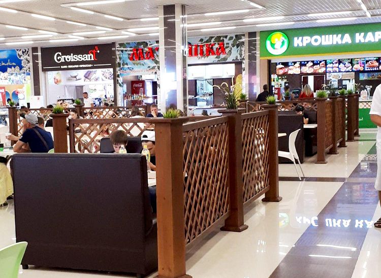 В "ресторанном дворике" можно немного отдохнуть и вкусно поесть