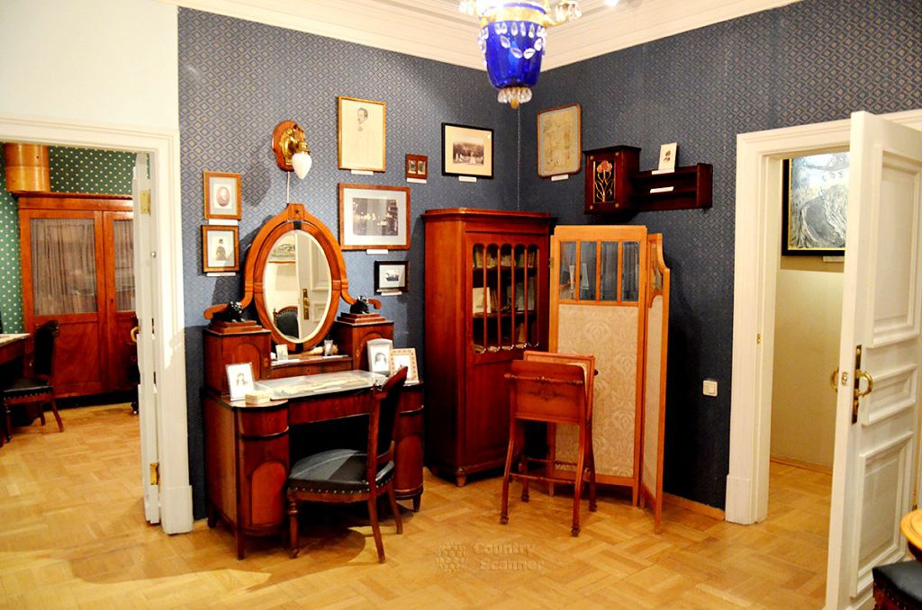 В квартире-музее Андрея Белого посетители погружаются в аутентичность начала 20 столетия