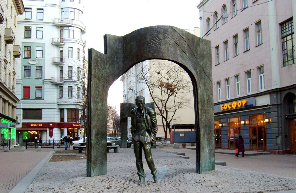 Булат Шалвович Окуджава как будто выходит из Плотникова переулка