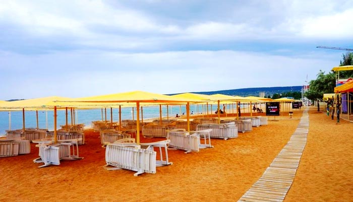 Береговая линия "Жемчужного" пляжа