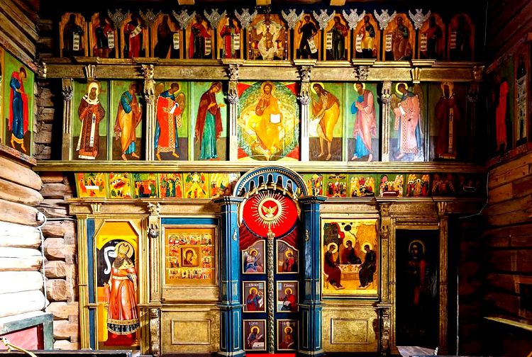 Храмовый иконостас выделяется яркими и сочными иконами 