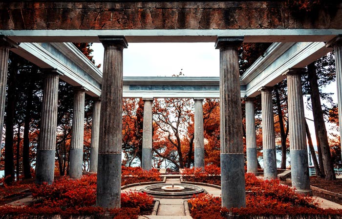 Античная беседка Харакского парка - одна из знаковых его достопримечательностей Античная беседка Харакского парка - одна из знаковых его достопримечательностей