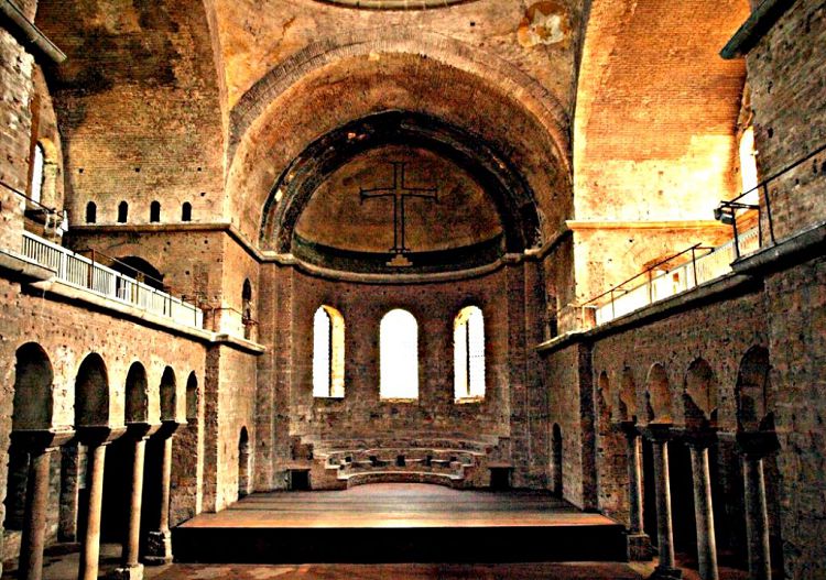 Оформление алтаря Ирины сохранилось со времен иконоборчества