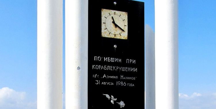 Часы теплохода "Адмирал Нахимов" остановились навсегда