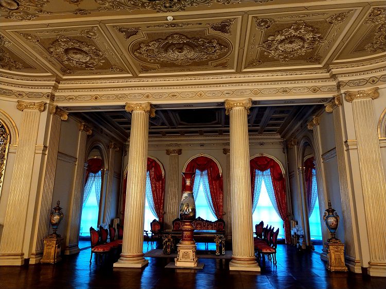 С первых залов туристы обращают внимание на европейский стиль дворца