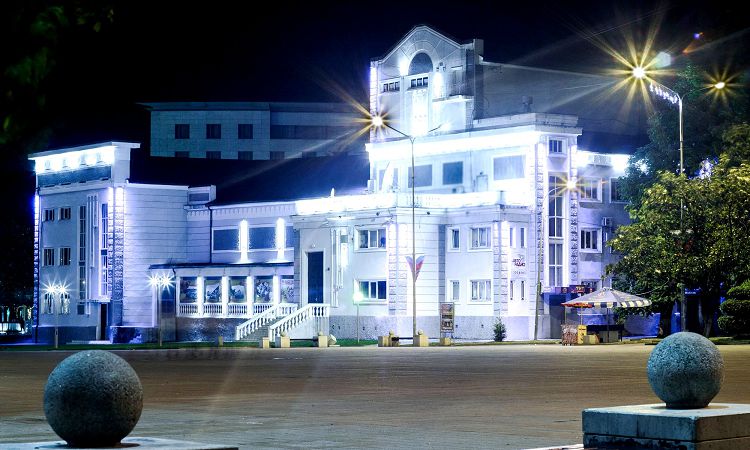 По вечерам Дворец культуры на площади выглядит очень романтично