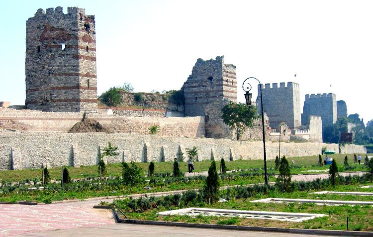 Пройти к данному храму можно от Северной константинопольской стены