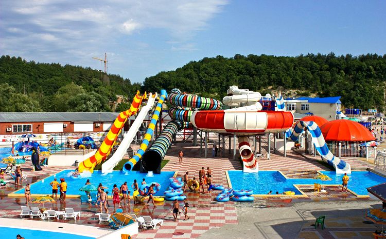 Небольшая территория ольгинского аквапарка вмещает достаточное число горок