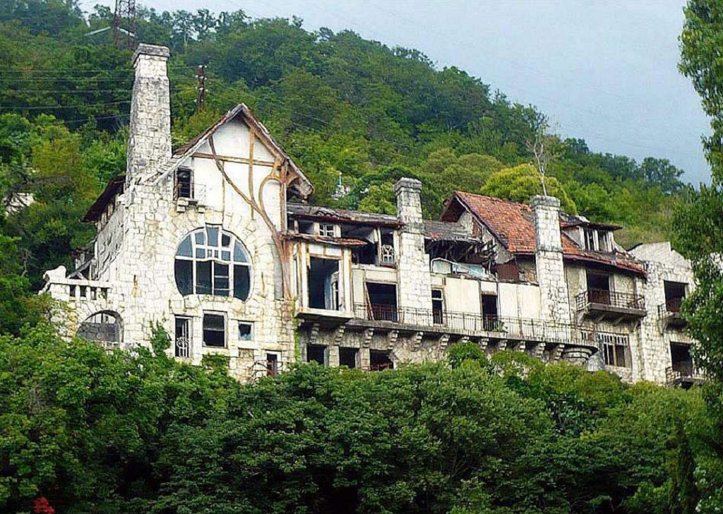 Развалины замка принца Ольденбургского