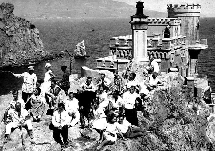 Советские трудящиеся отдыхают около заброшенного особняка