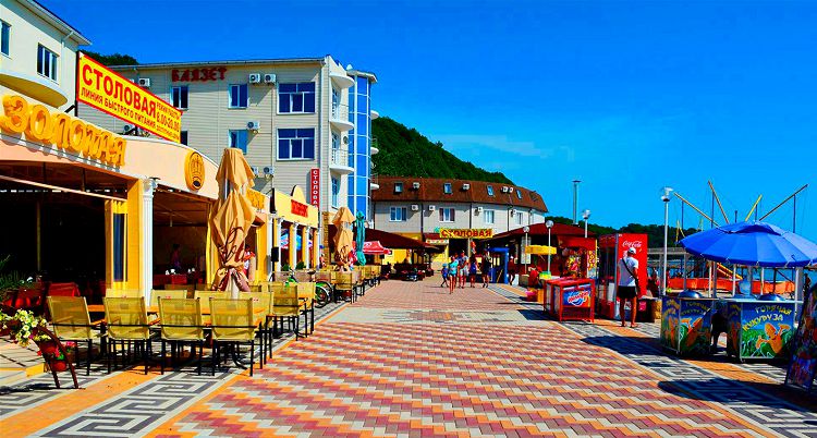 Набережная является основной прогулочной зоной как в дневное, так и в вечернее время