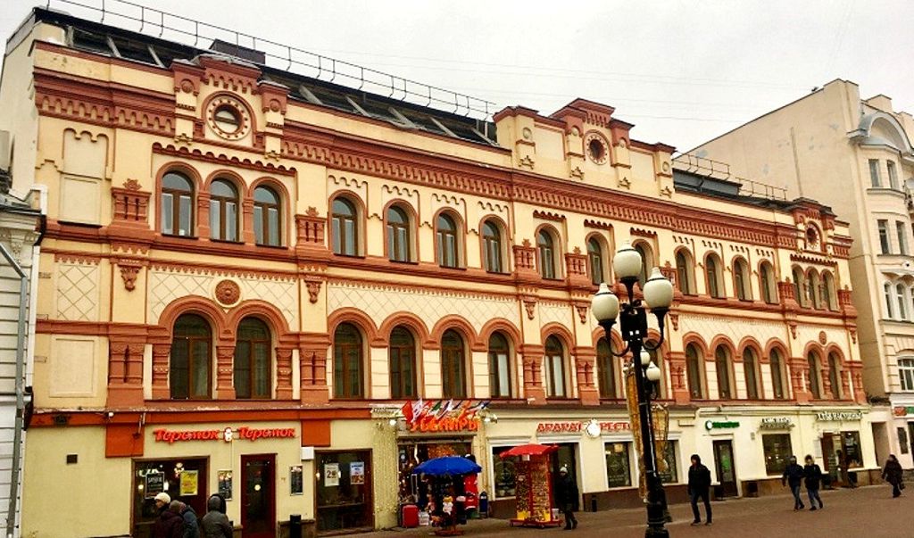 Этот нарядный дом под номером 32 появился на Арбате во второй половине 19 века