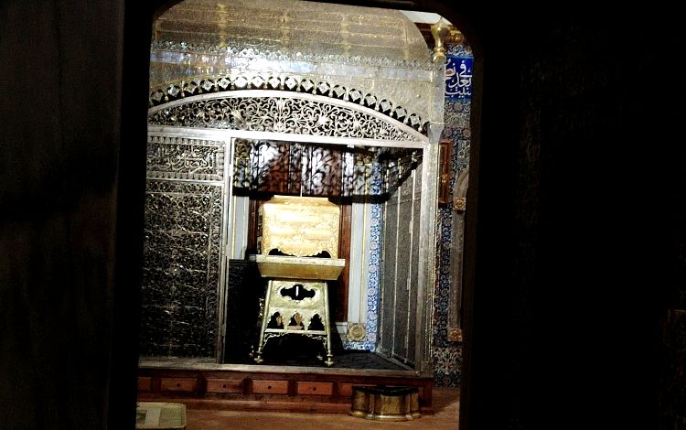 Сама Священная мантия хранится в золотом сундуке