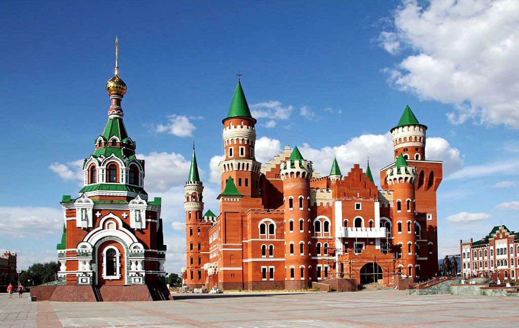 Часовня Петра и Февронии является третьим архитектурным объектом Патриаршей площади