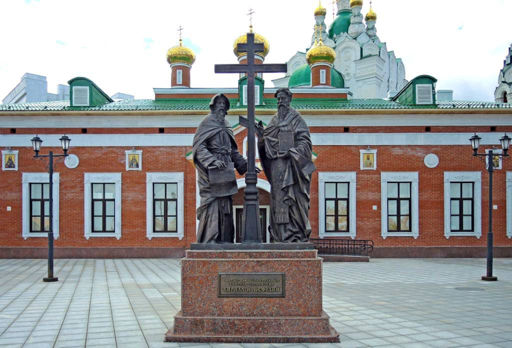 Памятник Кириллу и Мефодию находится на небольшой Царьградской площади