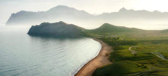 Тихая бухта расположена напротив Коктебельского залива за мысом Хамелеон