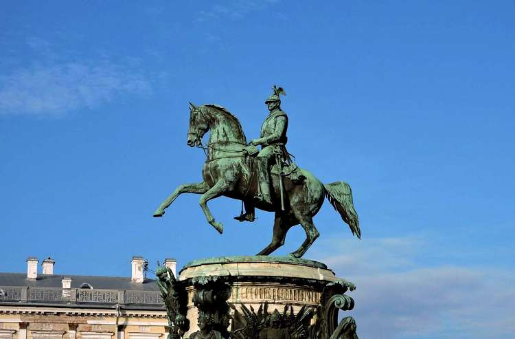 Скульптурная композиция Памятника держится только на друх опорах Скульптурная композиция Памятника держится только на друх опорах