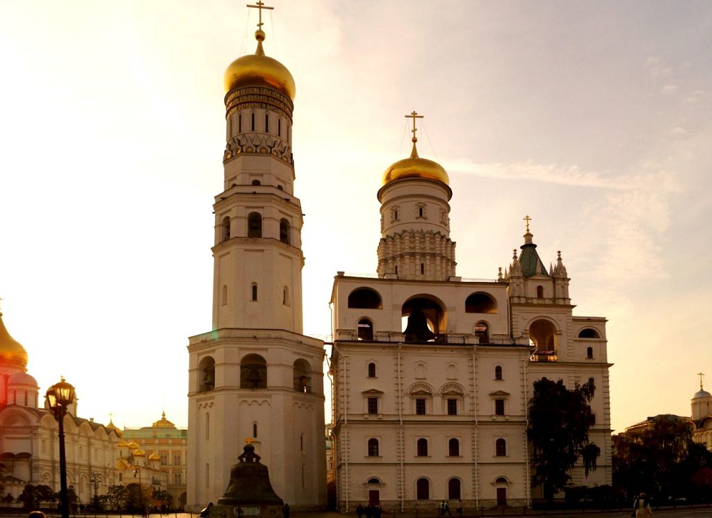 Около Колокольни Иван Великий находятся Царь-колокол и Царь-пушка