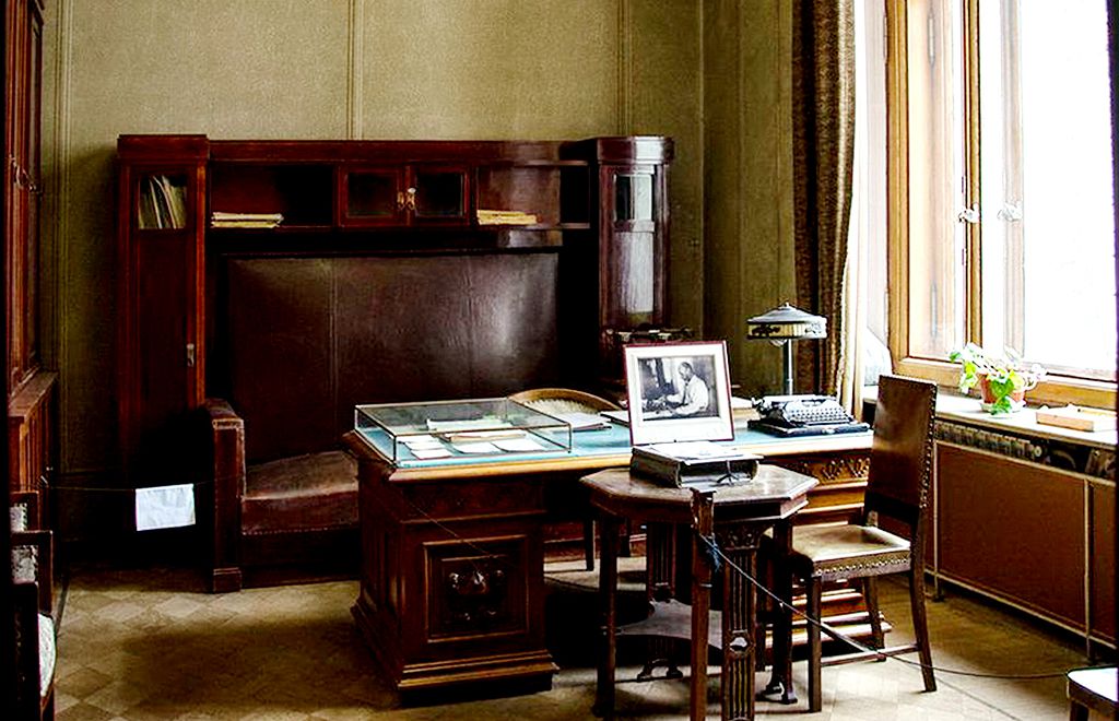 На письменном столе писателя все предметы находятся в том же порядке, как при его жизни