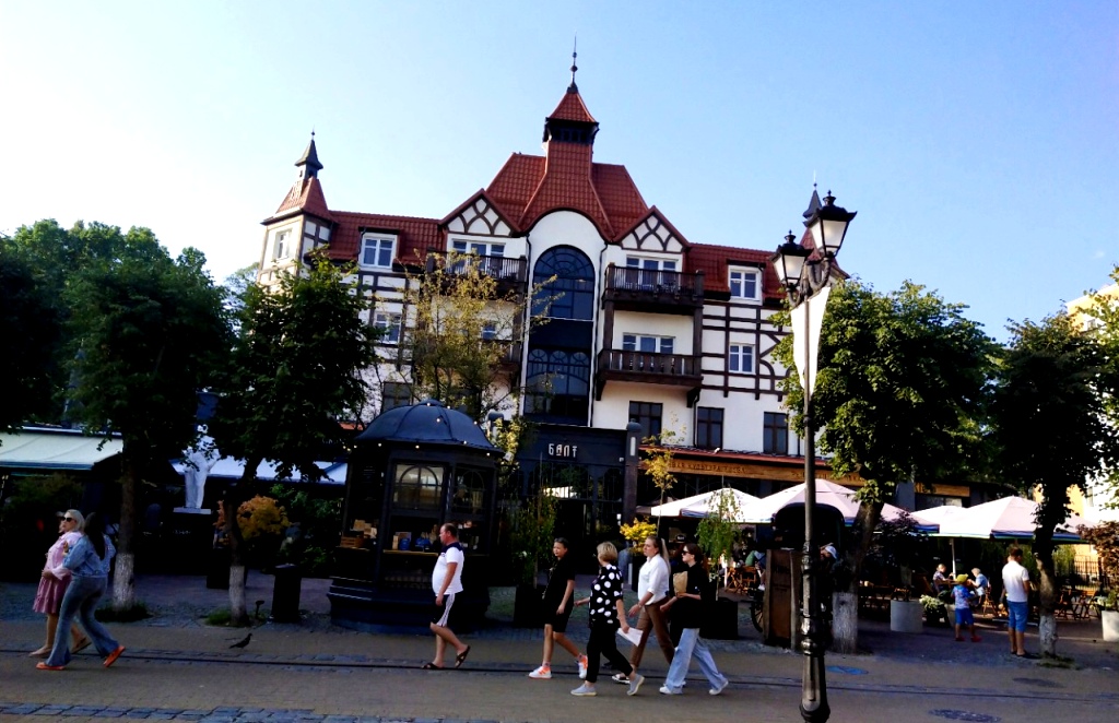 Прекрасное строение "Курхауса" сегодня закрыто киосками и зеленью деревьев