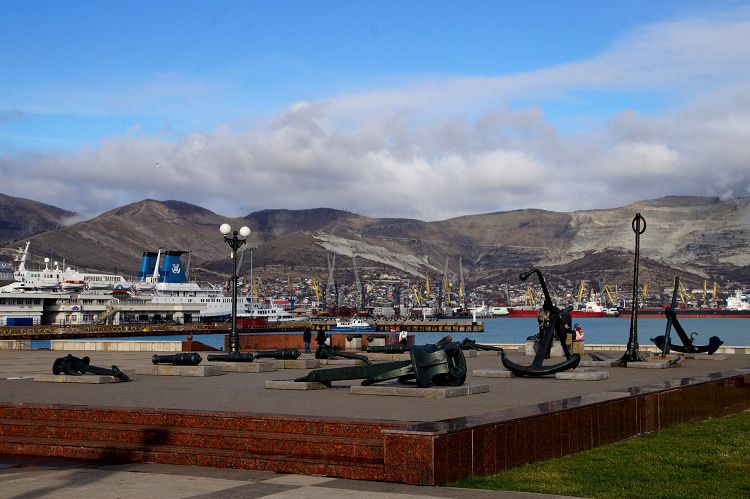 В теплый солнечный день даже не верится, что в городе царит зима В теплый солнечный день даже не верится, что в городе царит зима