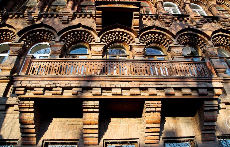 На Ленинской улице можно встретить уникальную кирпичную архитектуру