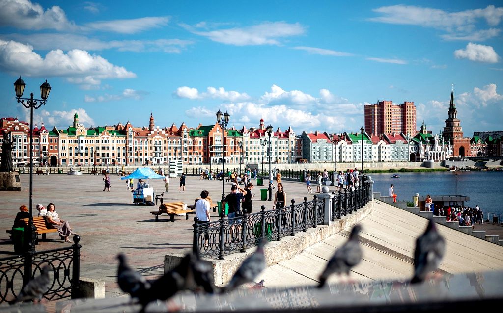 Слева от Патриаршей площади начинается Набережная Брюгге