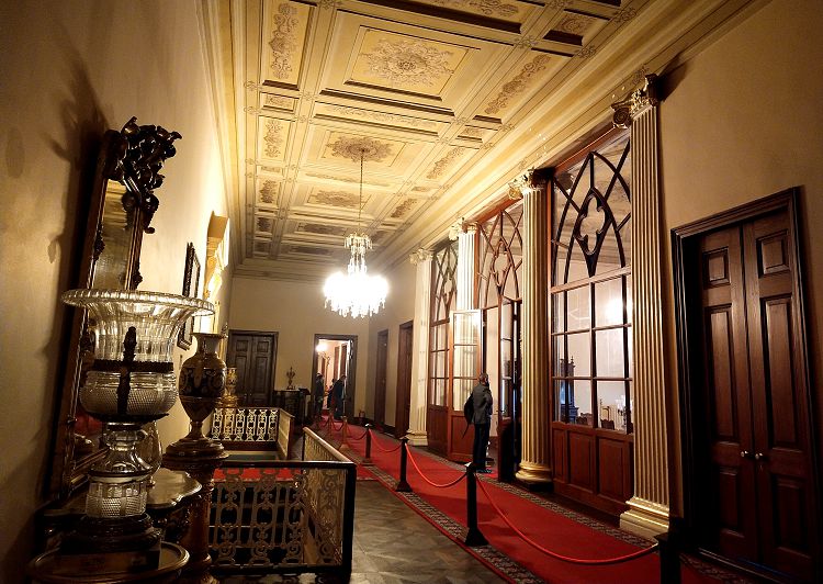 Из коридора сквозь внутренние окна Селямлика можно увидеть некоторые залы Гарема