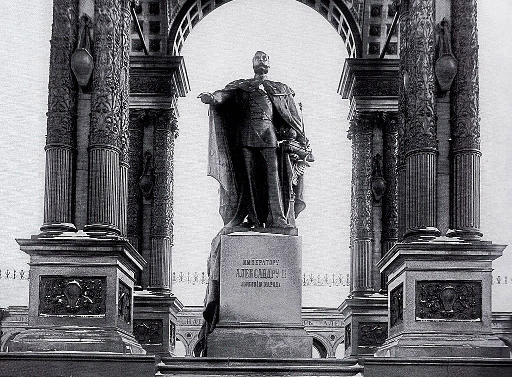 Памятник Александру Второму появился на Ивановской площади в конце 19 века
