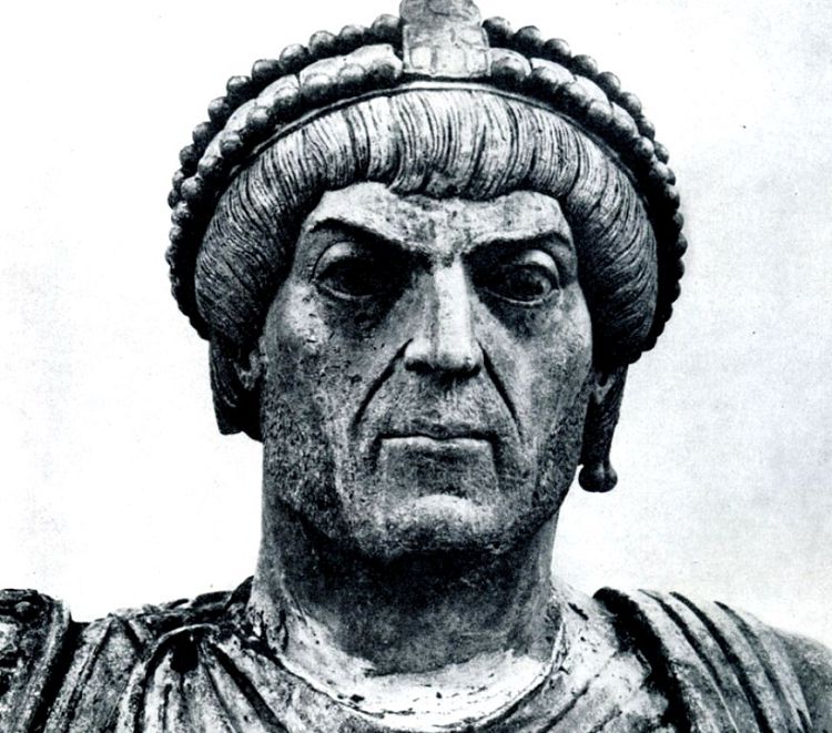 В правление Феодосия Великого Константинополь хорошел, богател и развивался  В правление Феодосия Великого Константинополь хорошел, богател и развивался