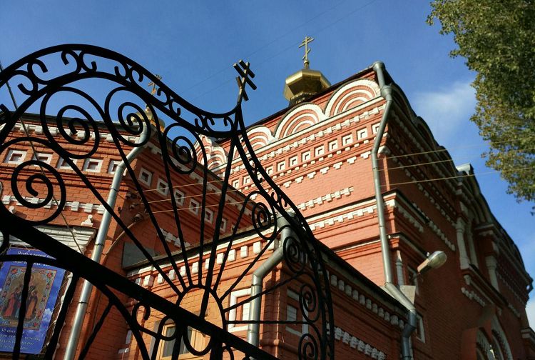 Рассматривать архитектурные узоры кирпичной кладки храма - эстетическое удовольствие