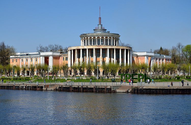 Заброшенное здание речного вокзала